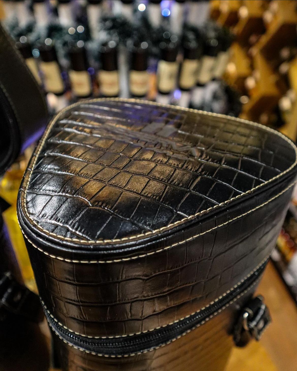 Bag de Couro Legítimo – Para Vinhos e Taças, Disponível em Diversas Cores