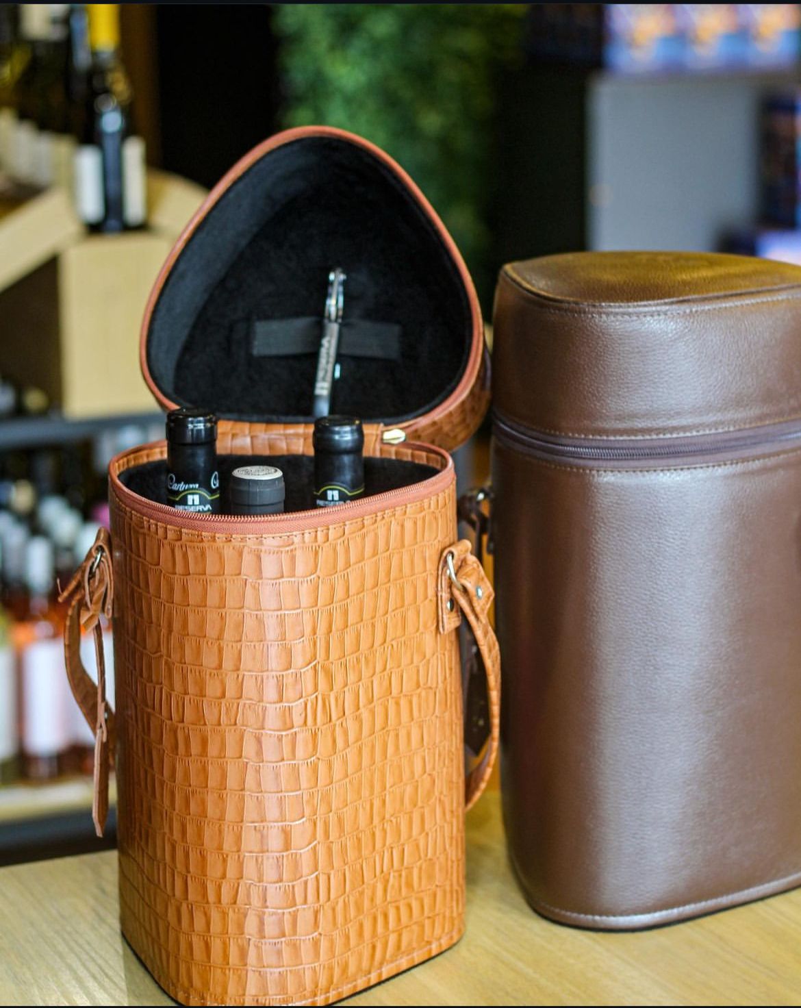 Bag de Couro Legítimo – Para Vinhos e Taças, Disponível em Diversas Cores